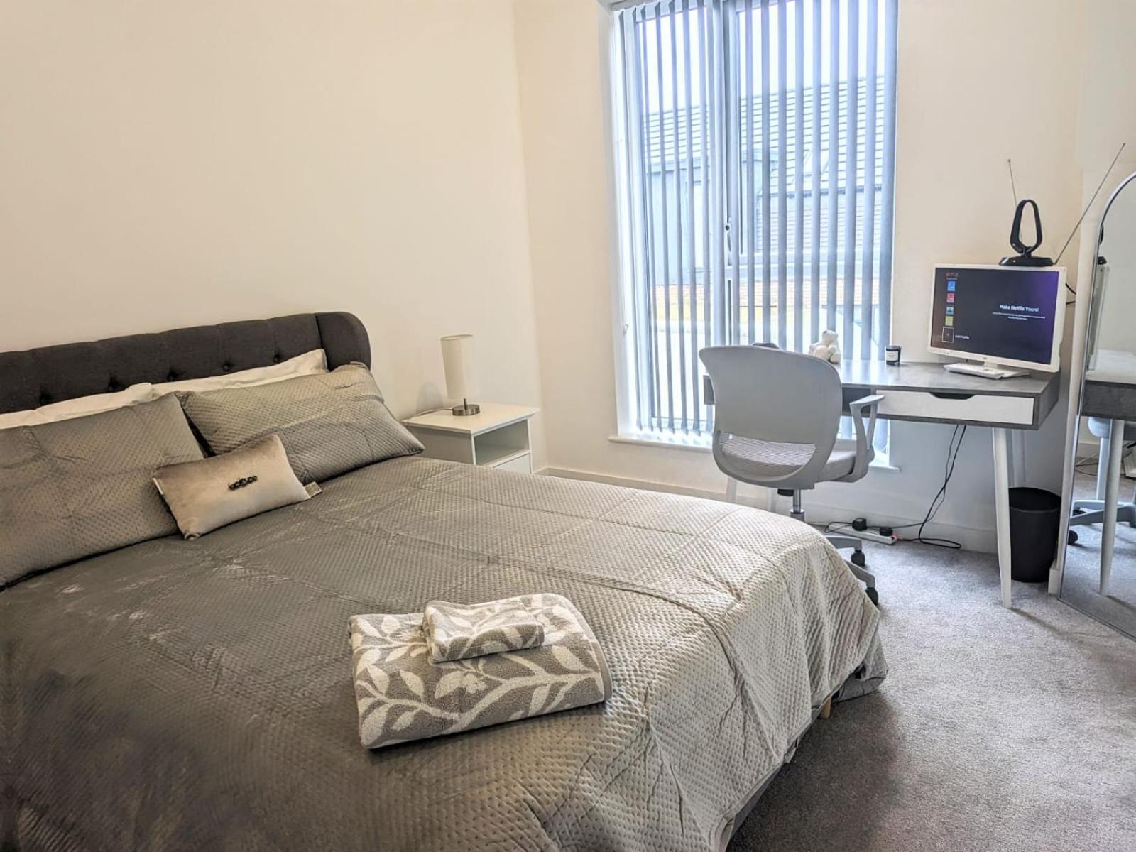 Contemporary Double Ensuite Room Birmingham Exterior photo
